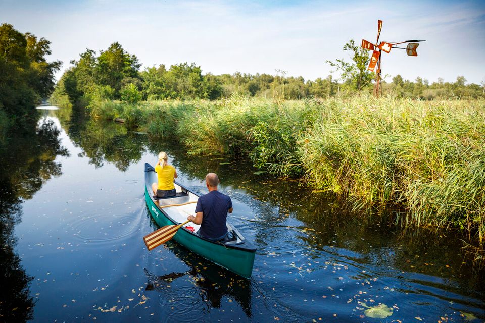 twee mensen in kano op het water in Nationaal Park Weerribben Wieden.