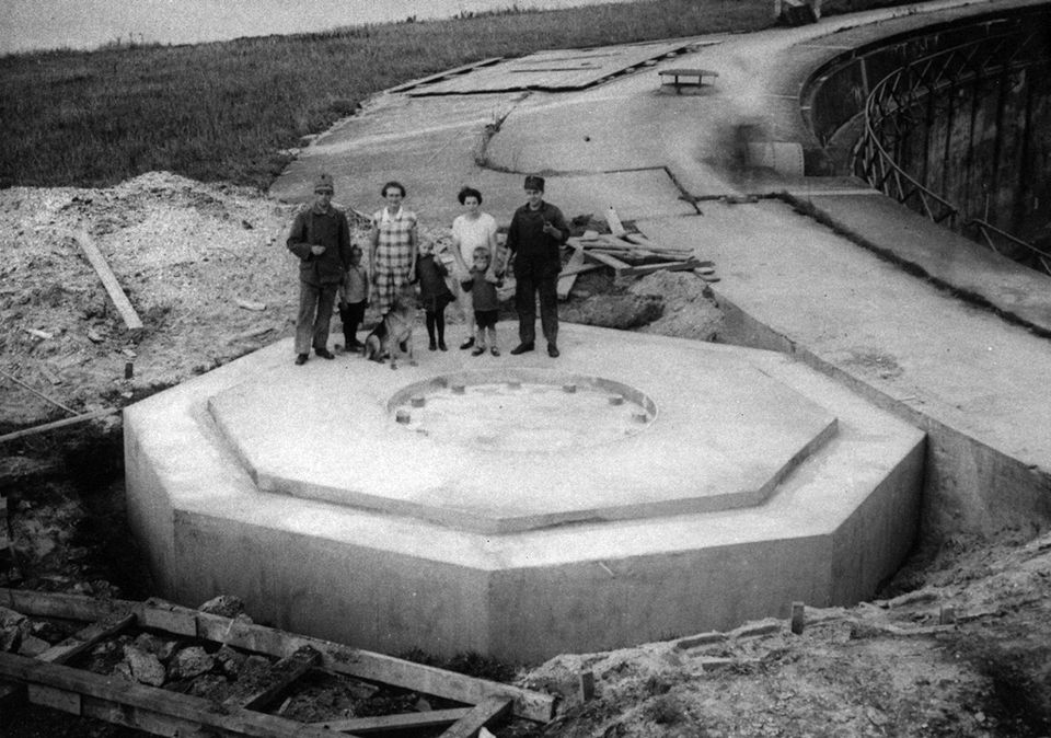 Zwartwit foto van Familie van Capelle en Linders Pampus 1927 op één van de lege geschutsplatformen.