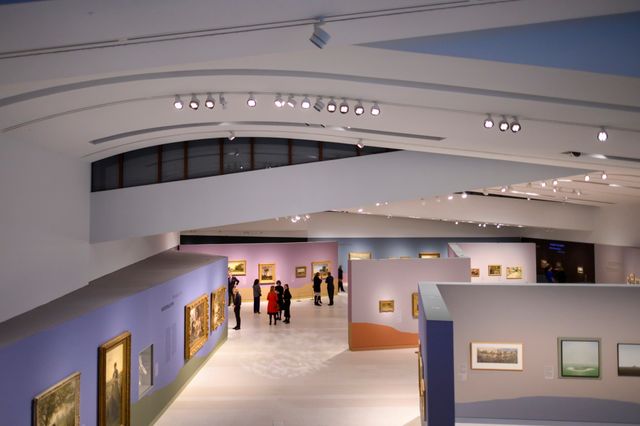 Foto van een tentoonstellingsruimte vanuit de hoogte genomen.