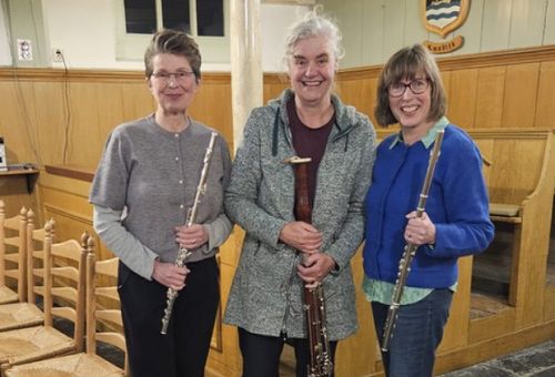 Een man met twee vrouwen en muziekinstrumenten