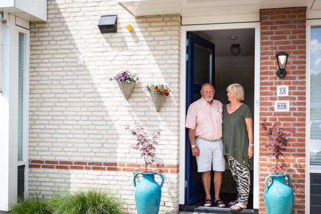 Een echtpaar staat bij hun voordeur van de woning in Lelystad, Flevoland