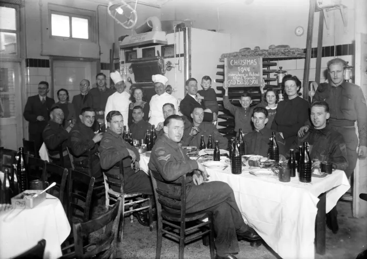 Canadezen zitten aan tafel en vieren Kerst