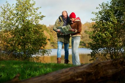 Stel wandelt de Kroegjesroute door Gaasterland.