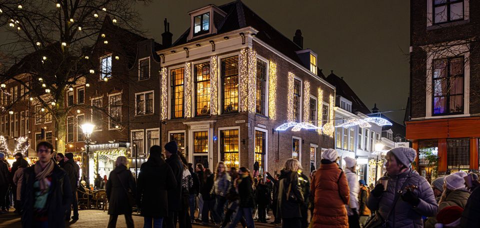 Cafe de wijnhaven vol met mooi licht