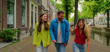 drie vrienden die het centrum van Delft in lopen