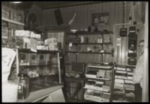 Een zwart-wit foto van een oude bakkerij in Monnickendam