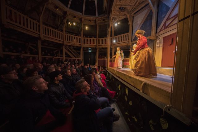 Publikum sieht sich eine Aufführung im Globe Theatre in Diever an.