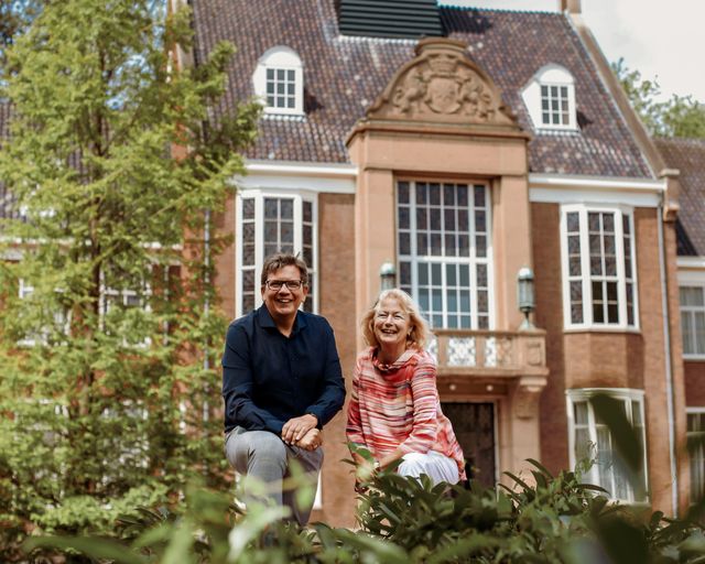 Man en vrouw voor statig gebouw