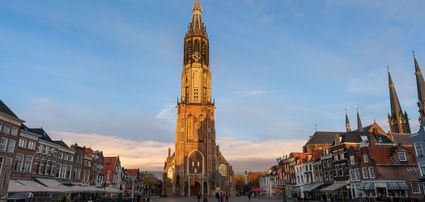 De nieuwe kerk in Delft in het oranje avondlicht