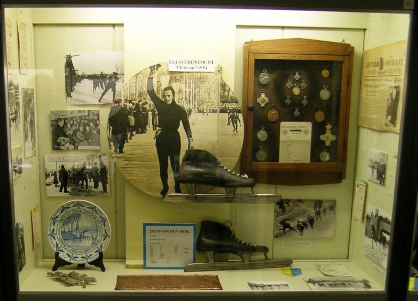 een vitrine in het schaatsmuseum