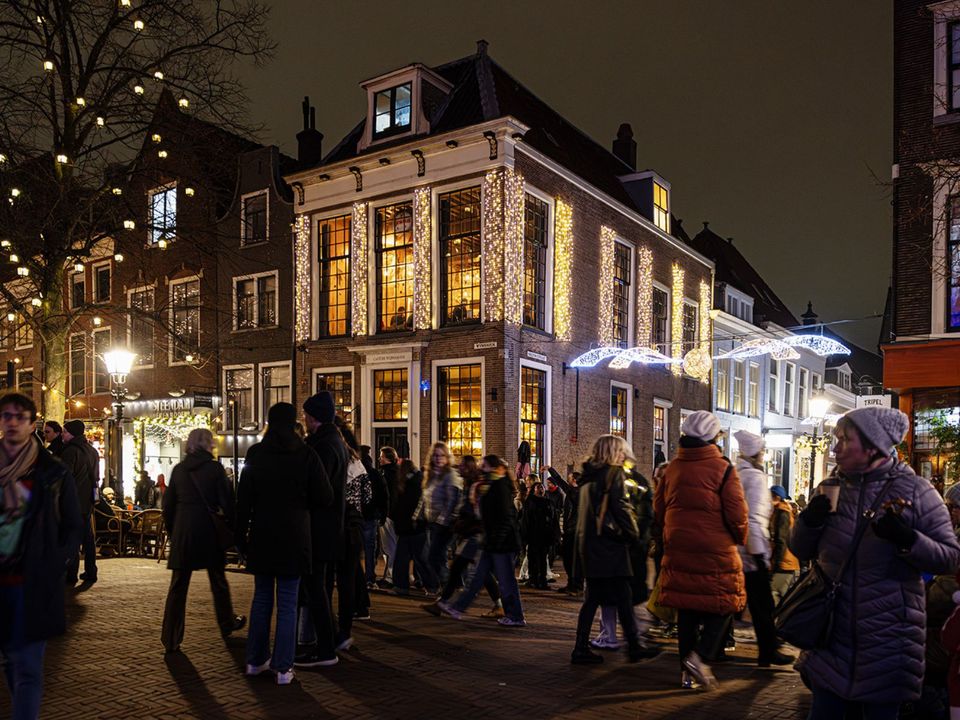 Cafe de wijnhaven in Delft vol met verlichting