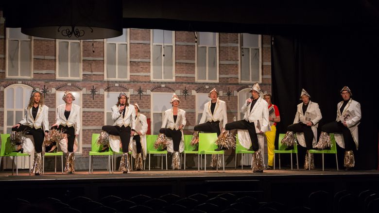 Een foto van het openingslied van de 36e Nijjiersrevu.