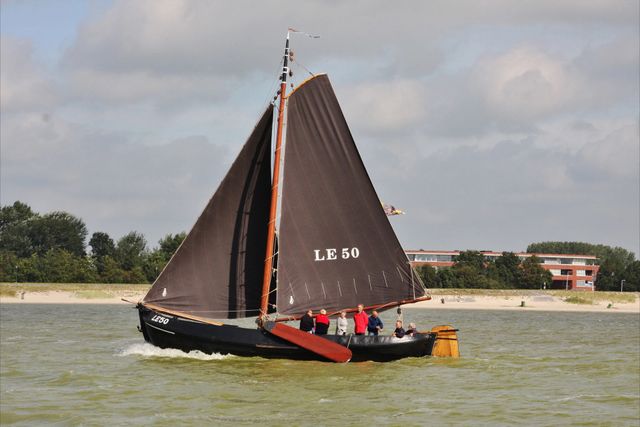 De LE50 op het IJsselmeer voor het strand van Lemmer
