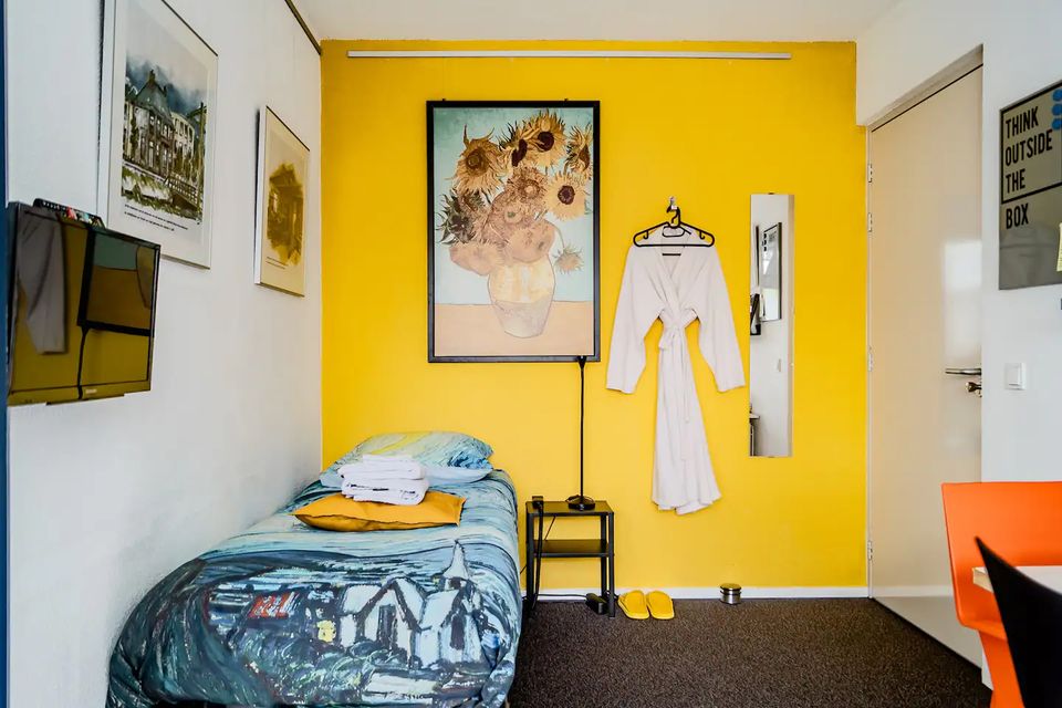 Eenvoud past bij deze kamer. Gewoon een basic ruimte zonder franje. Ze kan zo gekoppeld worden aan De Newsroom of De Meldkamer. Zo kun je met bijvoorbeeld een groepje van drie, vier of vijf gebruik maken van BEDbijPET.