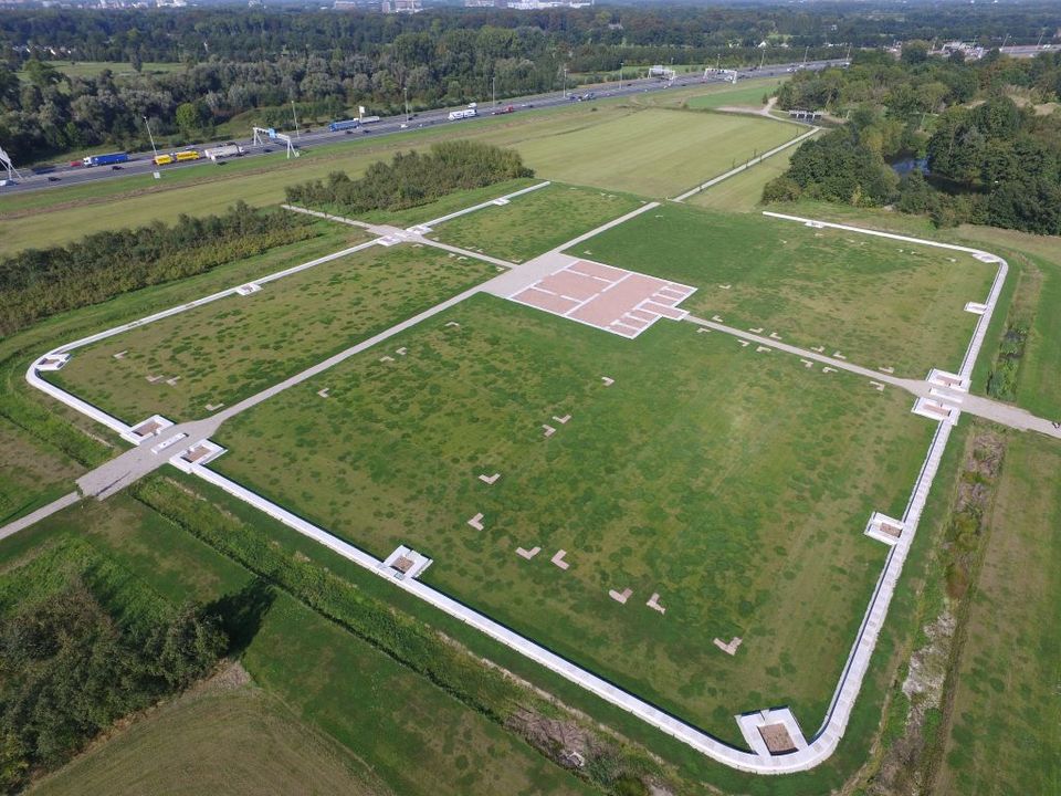 De randen van het fort in Vechten zijn zichtbaar vanuit de lucht, met op de achtergrond de A12.