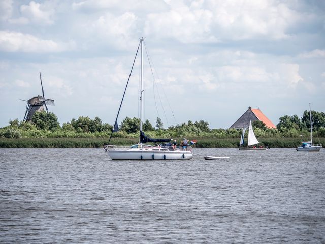 Zeilboten die aan het zeilen zijn op de Langwarder Wielen.