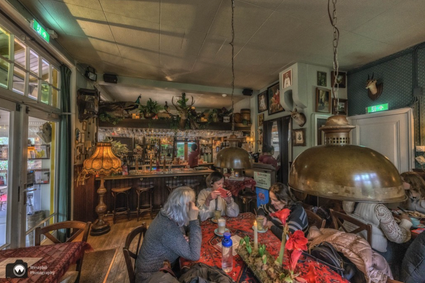 Groepje mensen aan de koffie met gebak in het gezellige boscafe Venkraai in Oisterwijk