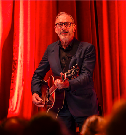 Foto van Nol Havens met gitaar