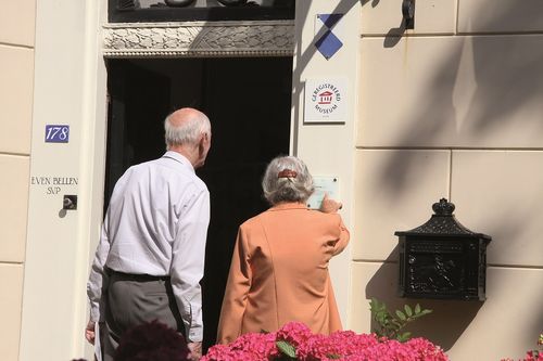 Zwei Personen vor dem Betje-Wolff-Museum