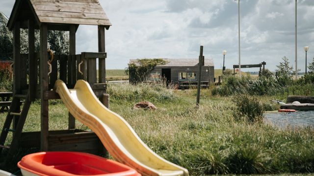 Glijbaan bij natuurspleeltuin