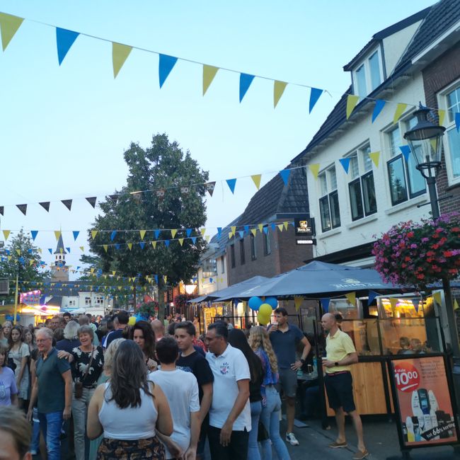 Drukte in de Dorpsstraat