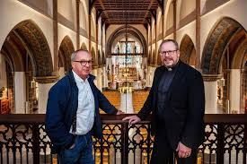 Twee mannen voor altaar.