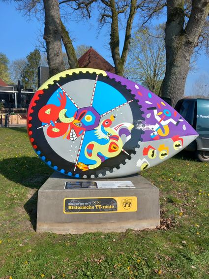 Een foto van het kunstwerk De Zoete Strijd op de Renbaan in Borger