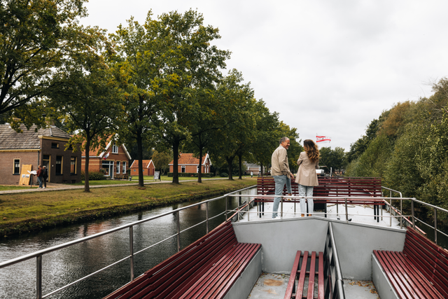 Een turfschuit vaart over een kanaal in Drenthe.