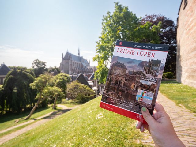 Een stadswandeling achtergrond van Leiden met het boekje