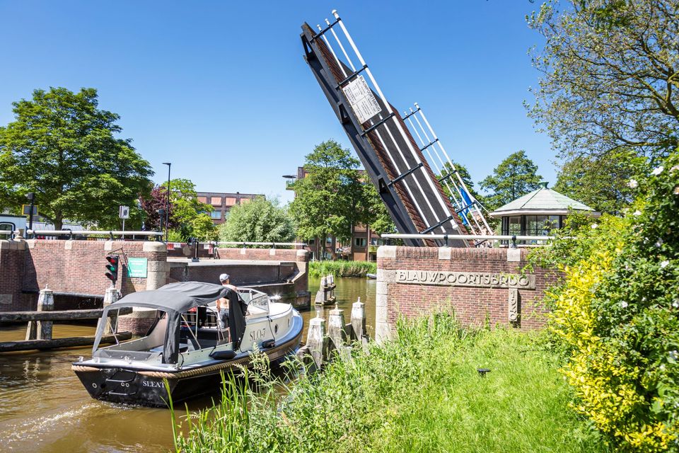 een brug die openstaat voor een boot in de zomer