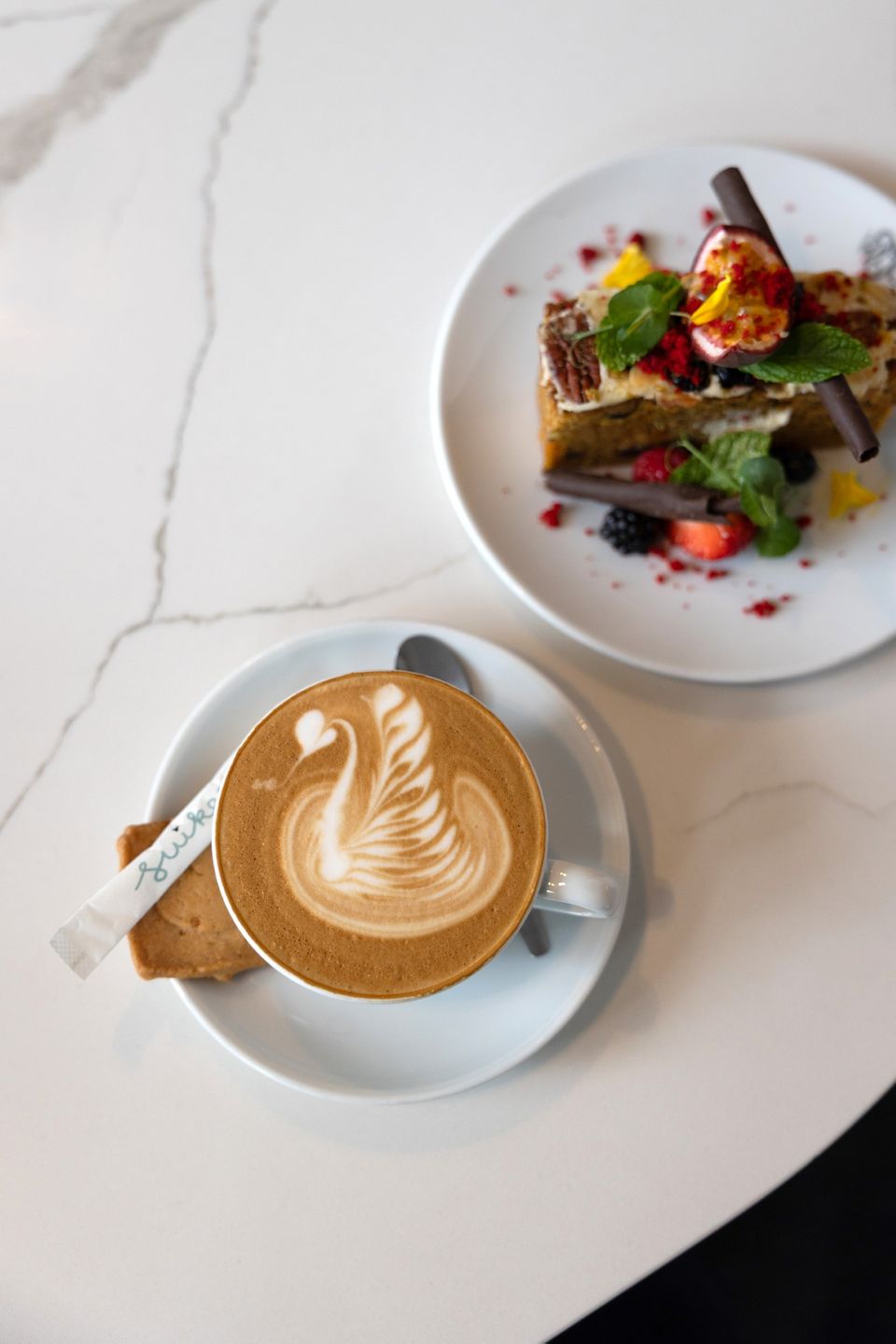 Cappuccino met carrot cake