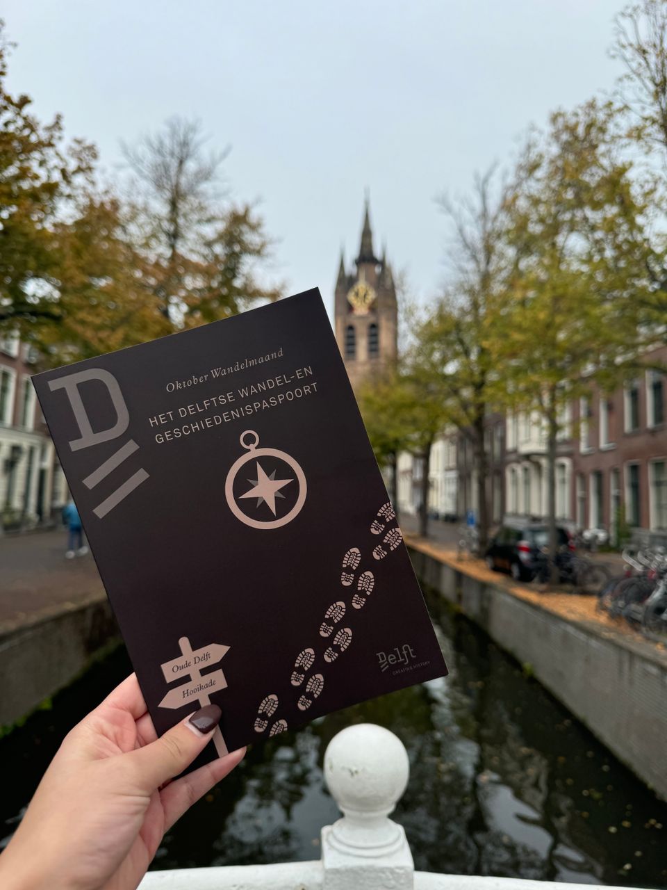 Oktober Wandelmaand paspoort met de oude Kerk op de achtergrond