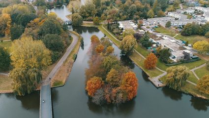 Luchtfoto van het bultpark, met herfstbomen in het midden.