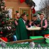 Kerstparade met kerstelfenwagen