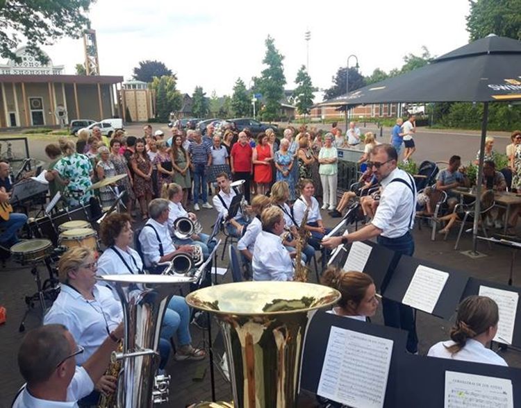 Musical Voices en St. Willibrordus tijdens een vorige editie van Zingen en Spelend de Zomer in