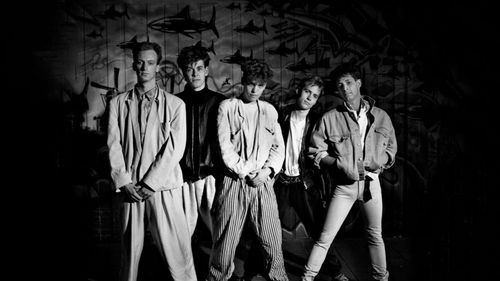 De mannen Roberto Jacketti & The Scooters op een zwart-wit foto