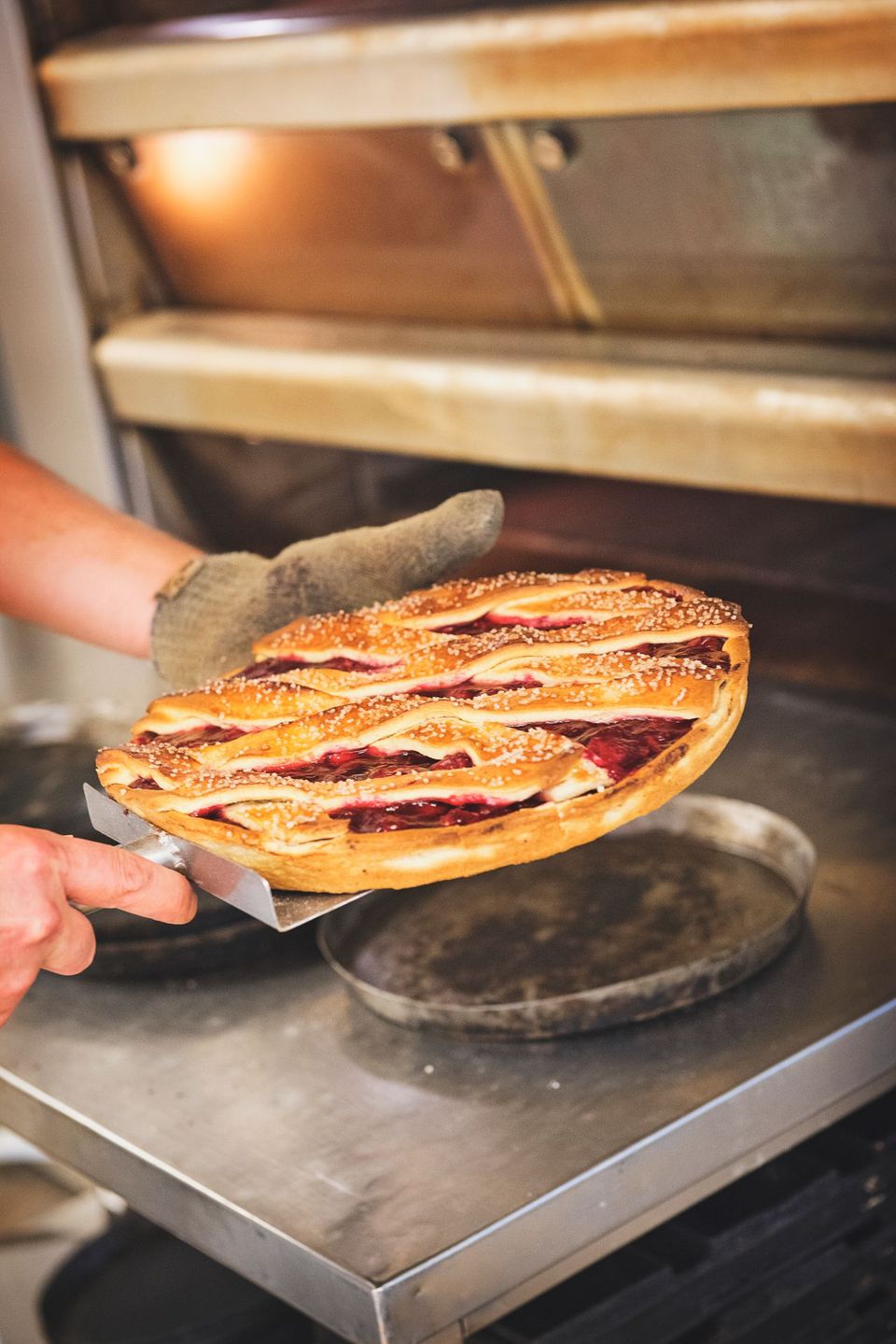 Maastricht vlaai bakken oven handen