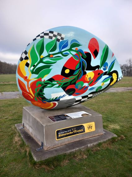 Een foto van het kunstwerk Moto GP op zijn KOP