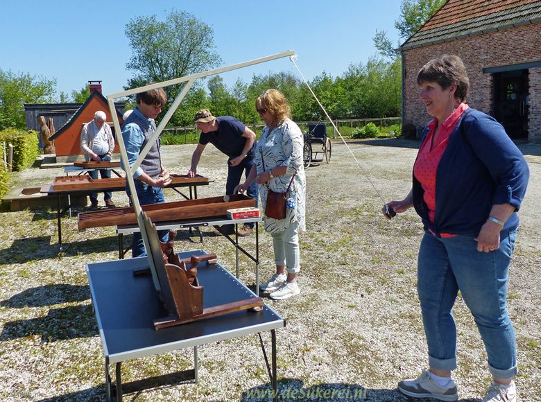 Sjoelen en balspel bij museum De Sukerei