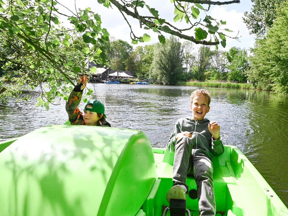Twee vrienden op de waterfiets bij Knus in Delft