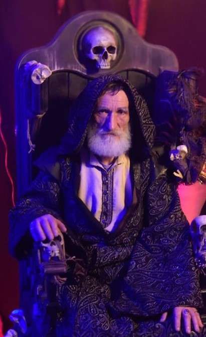 Een oude man, zittend in een stoel van escaperoom Red het Koninkrijk 2