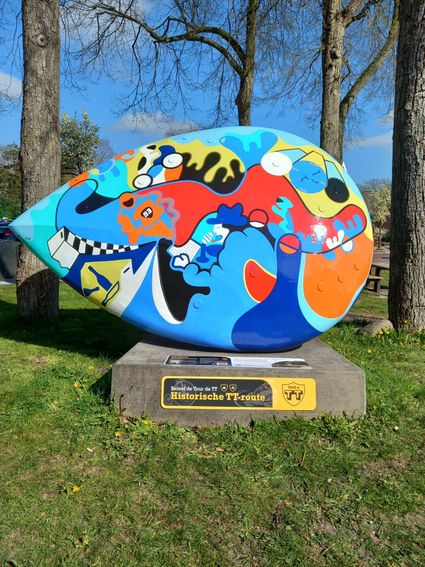 Foto van het kunstwerk Tijdgeest van de Racerij in Rolde. Gemaakt door de Toyist Gihili.