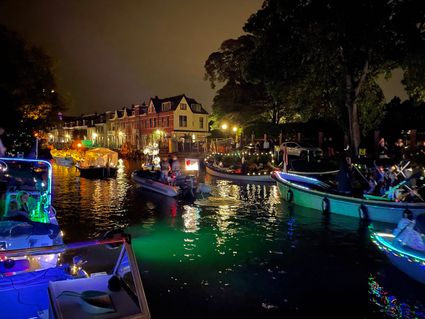 Versierde en verlichte boten op de Vecht