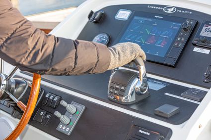 aan het roer op de boot
