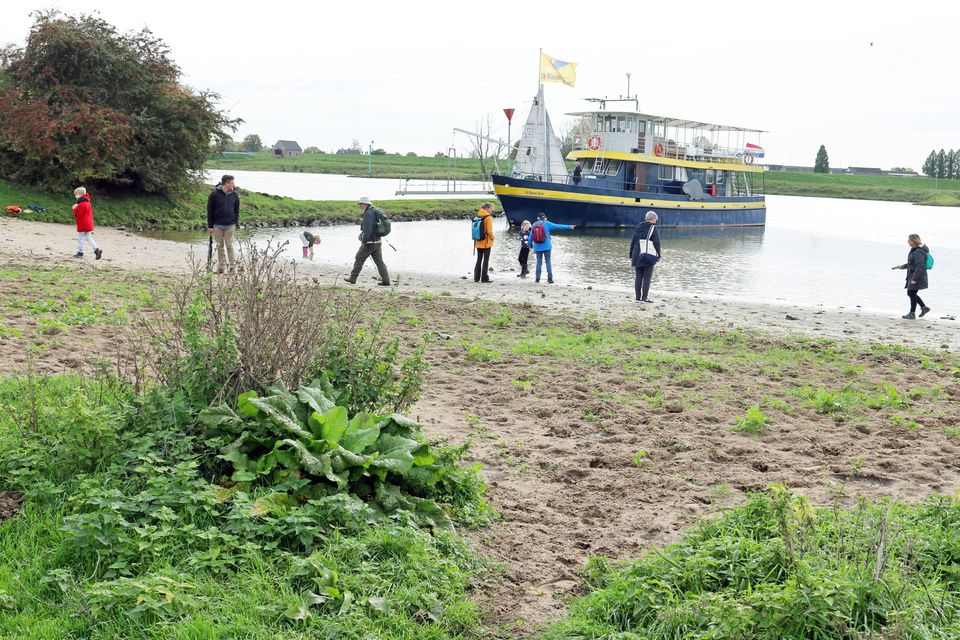 Passagiers verlaten het safarischip De Blauwe Bever om met de gidsen op wandelexcursie te gaan in het unieke natuurgebied De Blauwe Kamer.