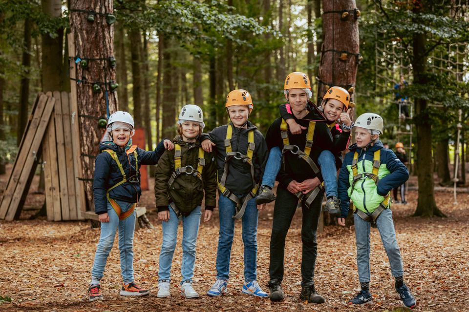Groepje kinderen met helm op staat klaar om te gaan klimmen in Klim- en Avonturenbos