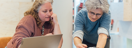 twee vrouwen met een laptop