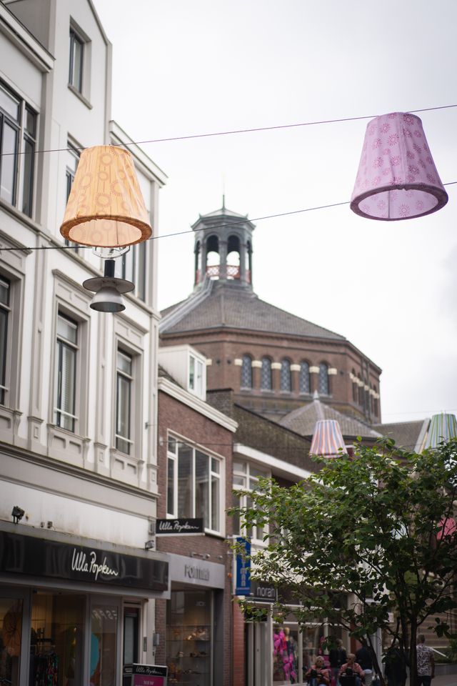 Lampenkappen die hangen in de binnenstad van Purmerend