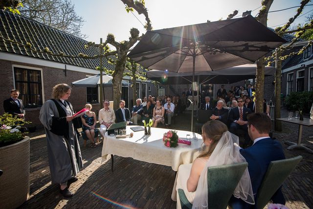 Een ceremonie op de binnenplaats van Het Broeker Huis