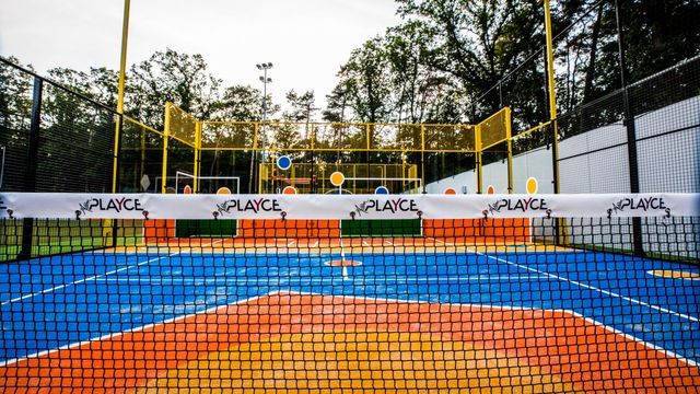 Padelbaan op de KNVB Campus in Zeist, omringd door groen en sportvoorzieningen. De foto toont de moderne sportfaciliteiten en mogelijkheden voor actief recreëren op de campus.